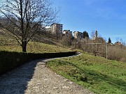 45 Lascio Camonier per salire nei prati verso Somendenna di fronte e osservarla meglio 